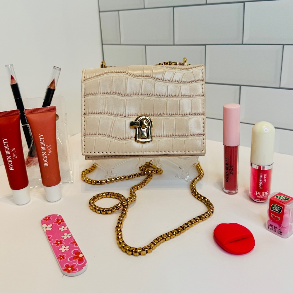 Elegant Cream Croc-Embossed Chain Bag